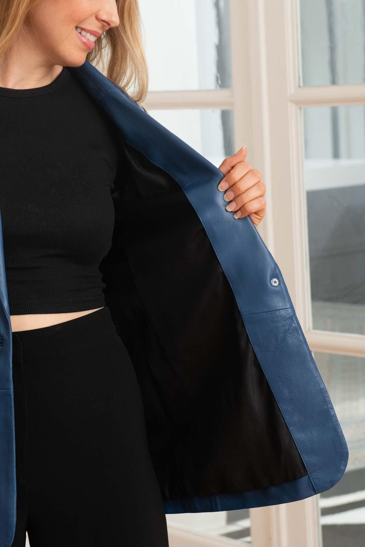 Deep indigo sheepskin blazer: sleek, versatile, and timelessly chic. - Image n°5