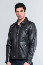 Minimalist sheepskin jacket, glossy-Steve McQueen's effortless style. - Image n°4
