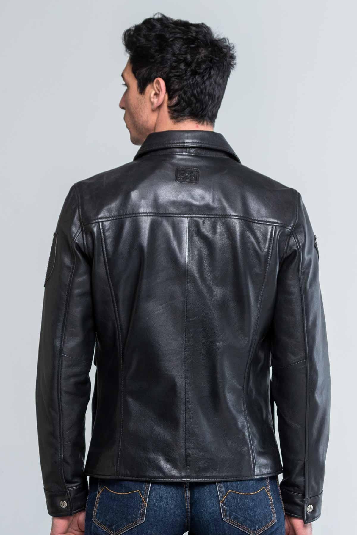 Minimalist sheepskin jacket, glossy-Steve McQueen's effortless style. - Image n°3