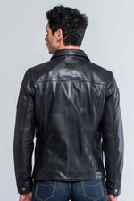 Minimalist sheepskin jacket, glossy-Steve McQueen's effortless style. - Image n°3