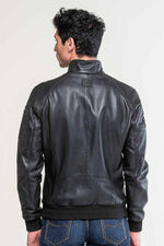 Inspired by Steve McQueen: a lightweight black sheep leather jacket. - Image n°3