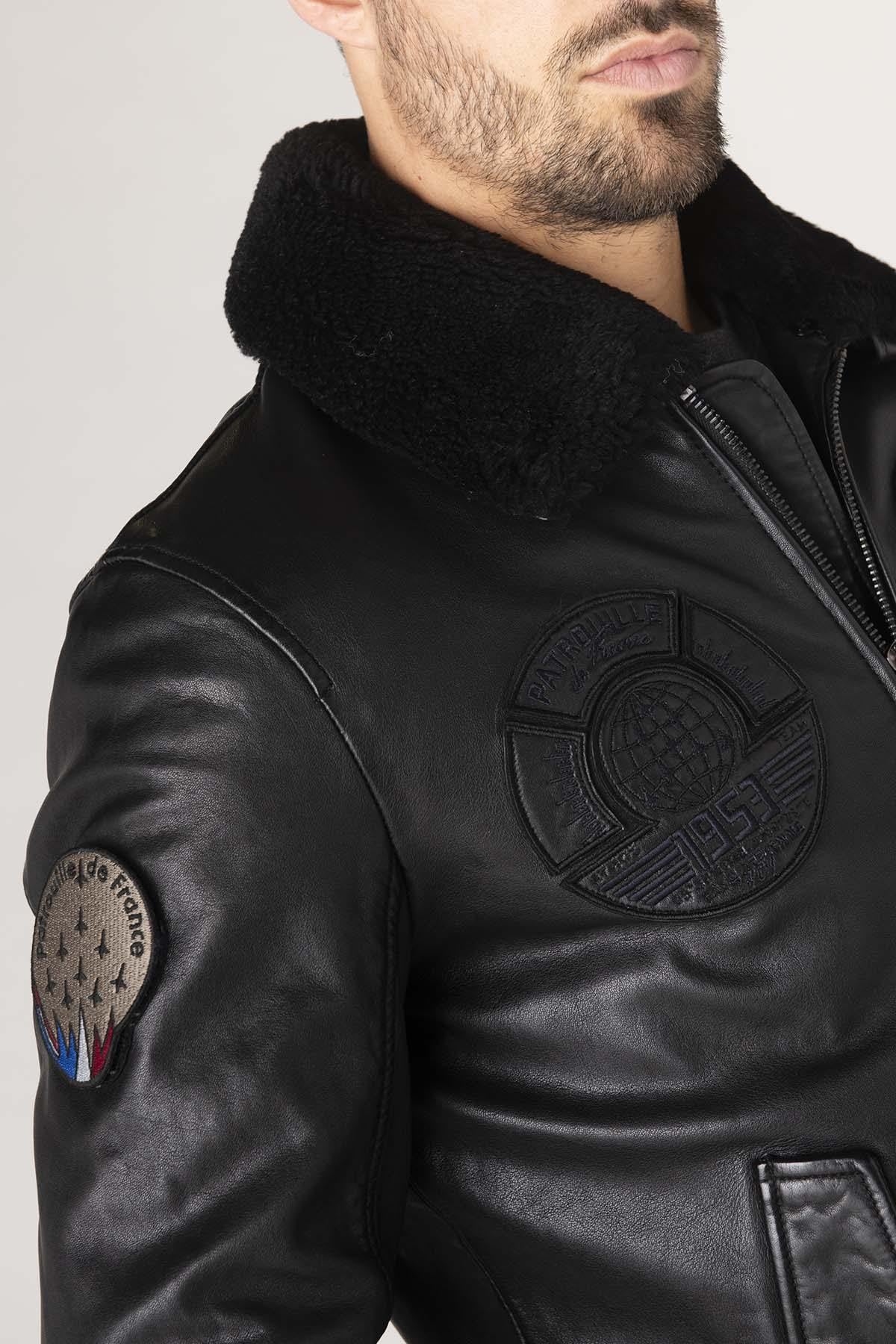 Black sheepskin aviator jacket with fur collar for warmth and style. - Image n°11