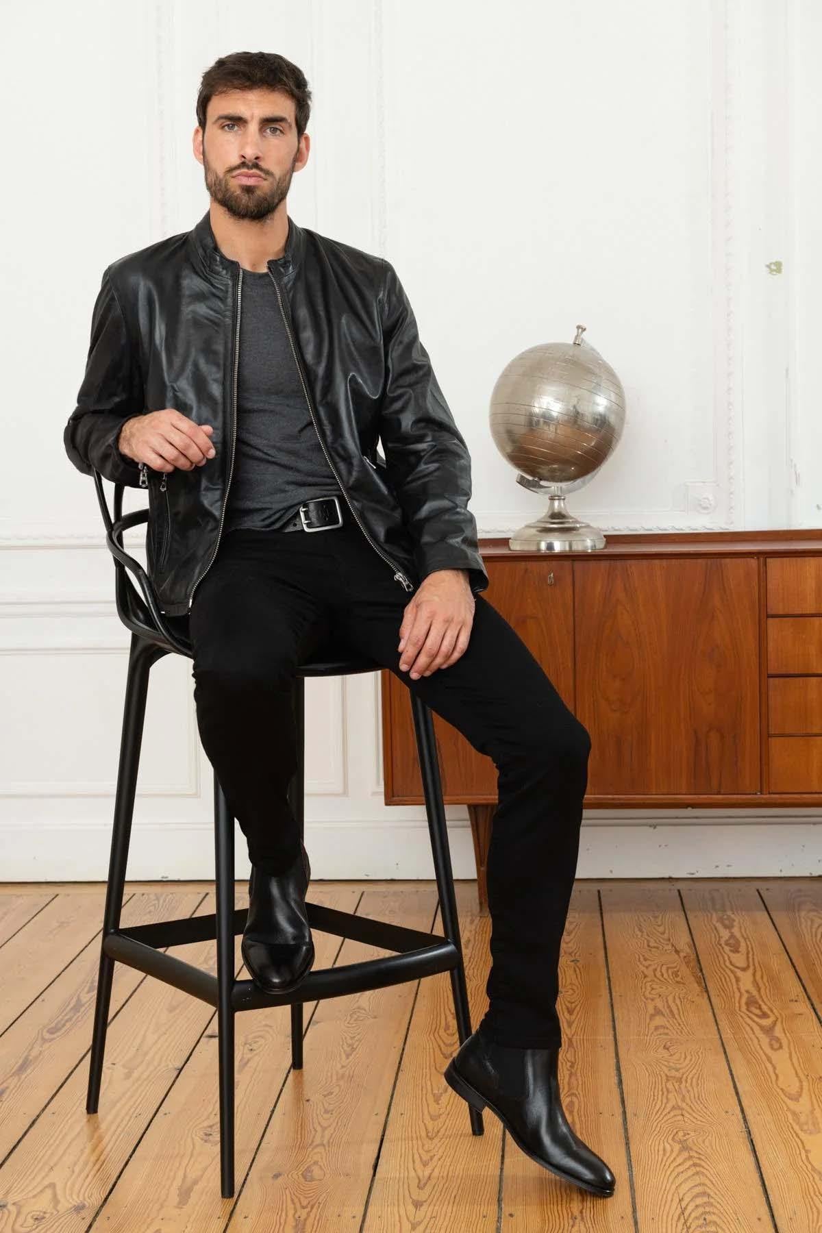 Black lambskin jacket, lightweight and sleek. Adjustable zip sleeves. - Image n°2
