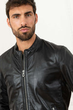 Black lambskin jacket, lightweight and sleek. Adjustable zip sleeves. - Image n°3
