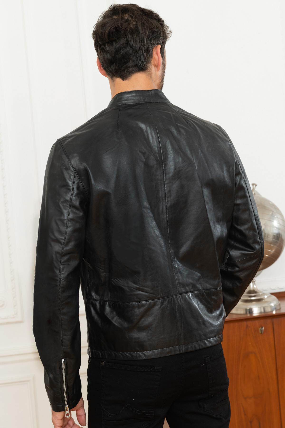 Black lambskin jacket, lightweight and sleek. Adjustable zip sleeves. - Image n°5