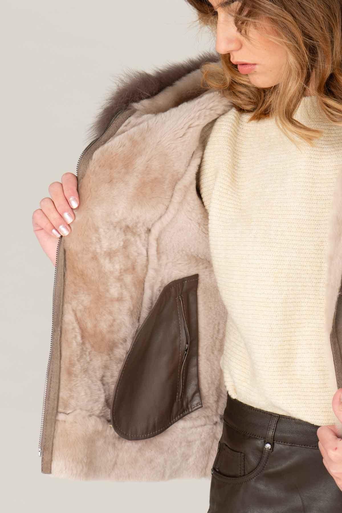 Semi-oiled Merino sheepskin jacket in grey, fox-fur hood and zips. - Image n°4