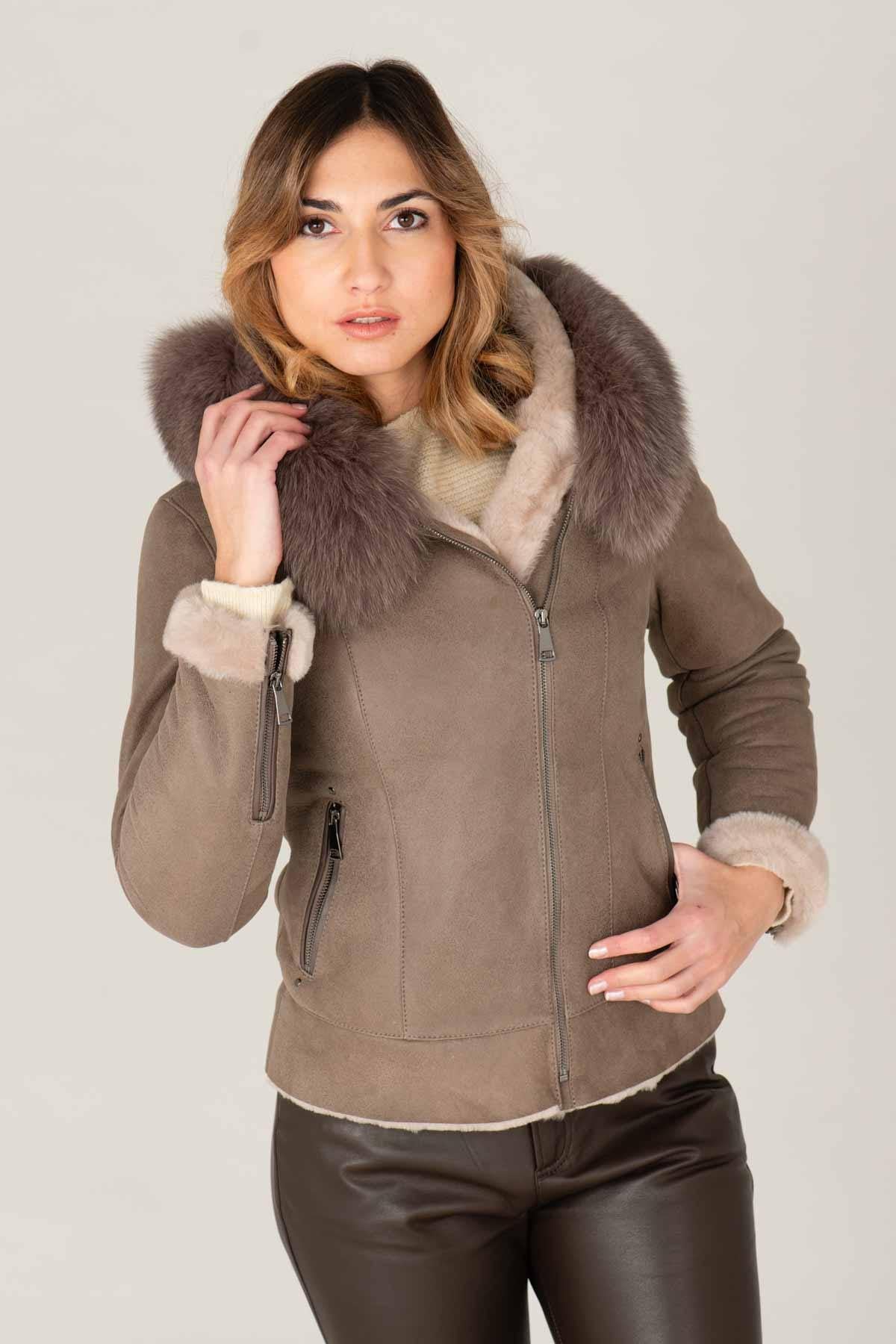 Semi-oiled Merino sheepskin jacket in grey, fox-fur hood and zips. - Image n°1