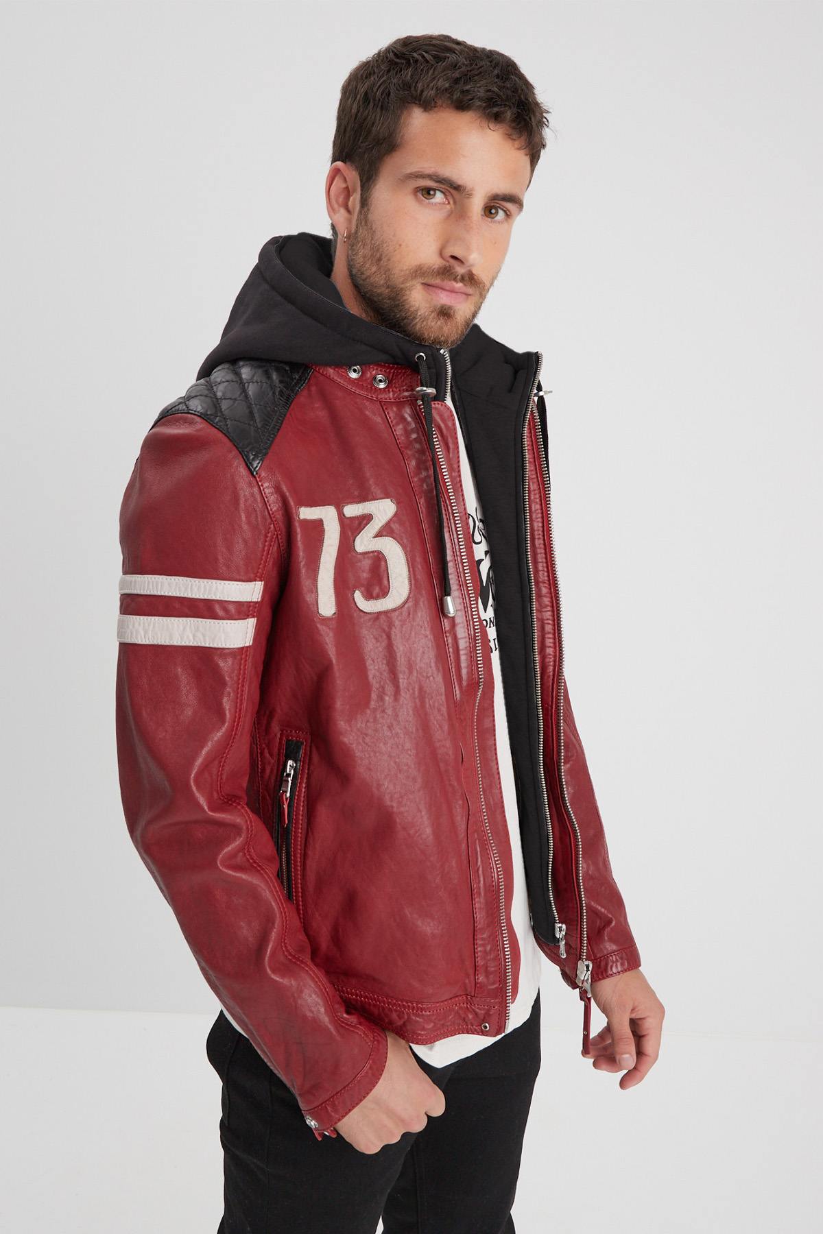 Vibrant red lambskin jacket with detachable hood and slim fit. - Image n°3