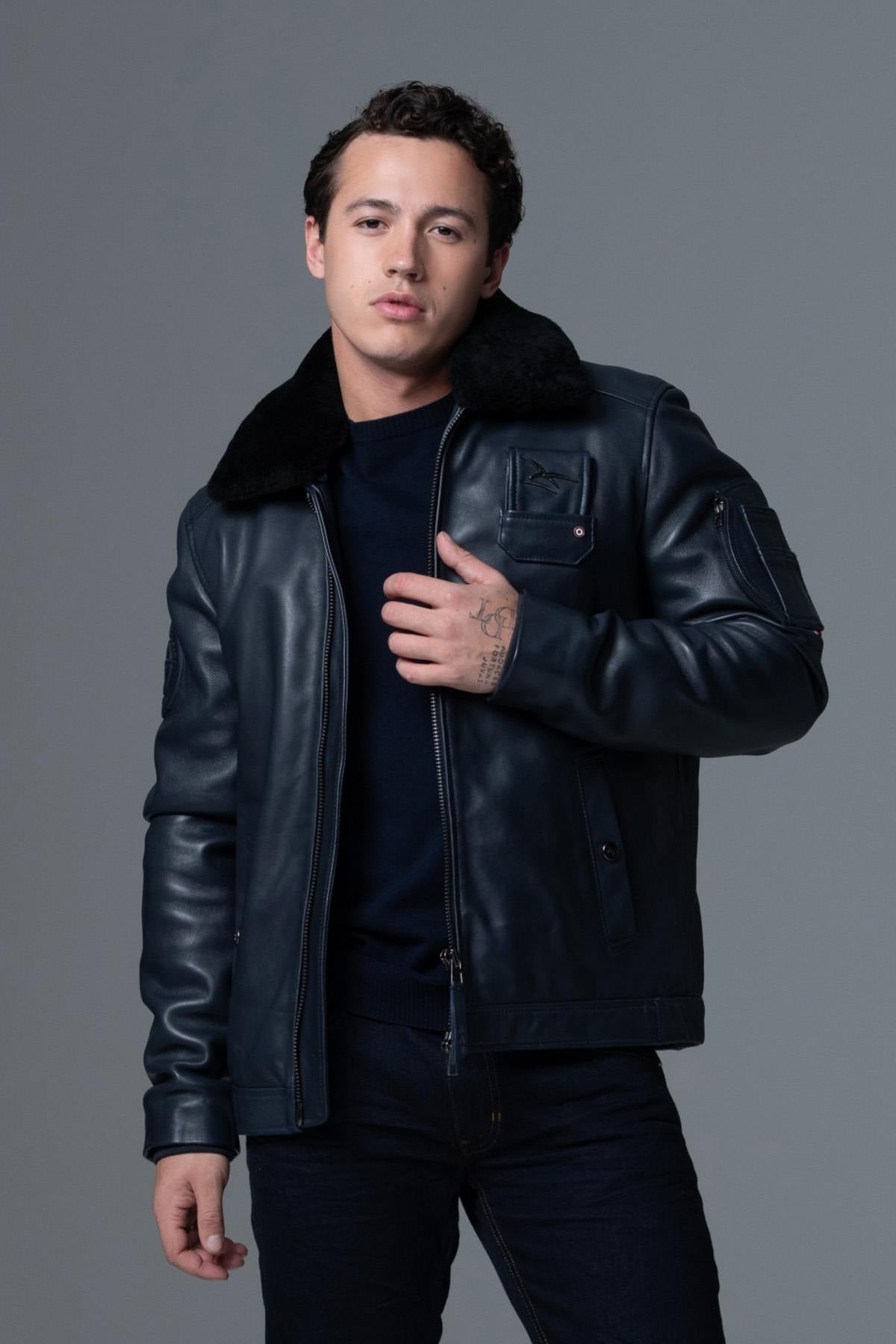 French navy lambskin jacket: aviator style, fur collar, zip pockets. - Image n°4