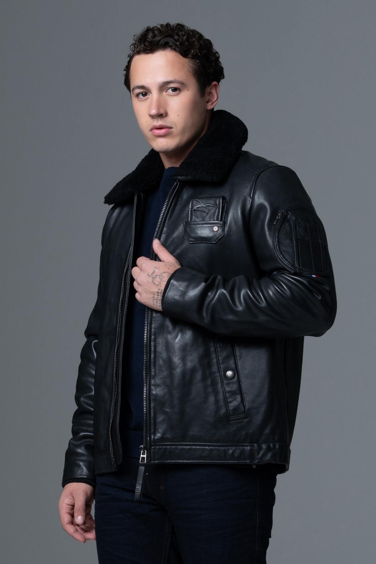 Black lambskin aviator jacket, French-made with removable fur collar. - Image n°3