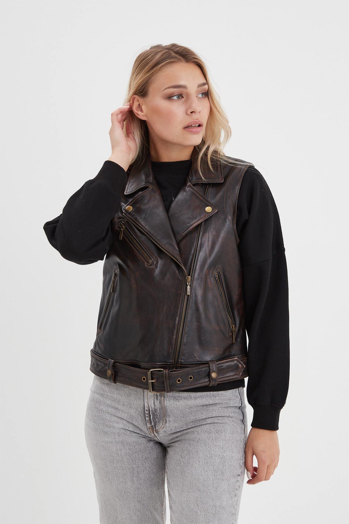 Bold sheep leather jacket in washed black and cognac, rock-inspired. - Image n°4