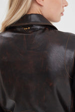 Bold sheep leather jacket in washed black and cognac, rock-inspired. - Image n°6