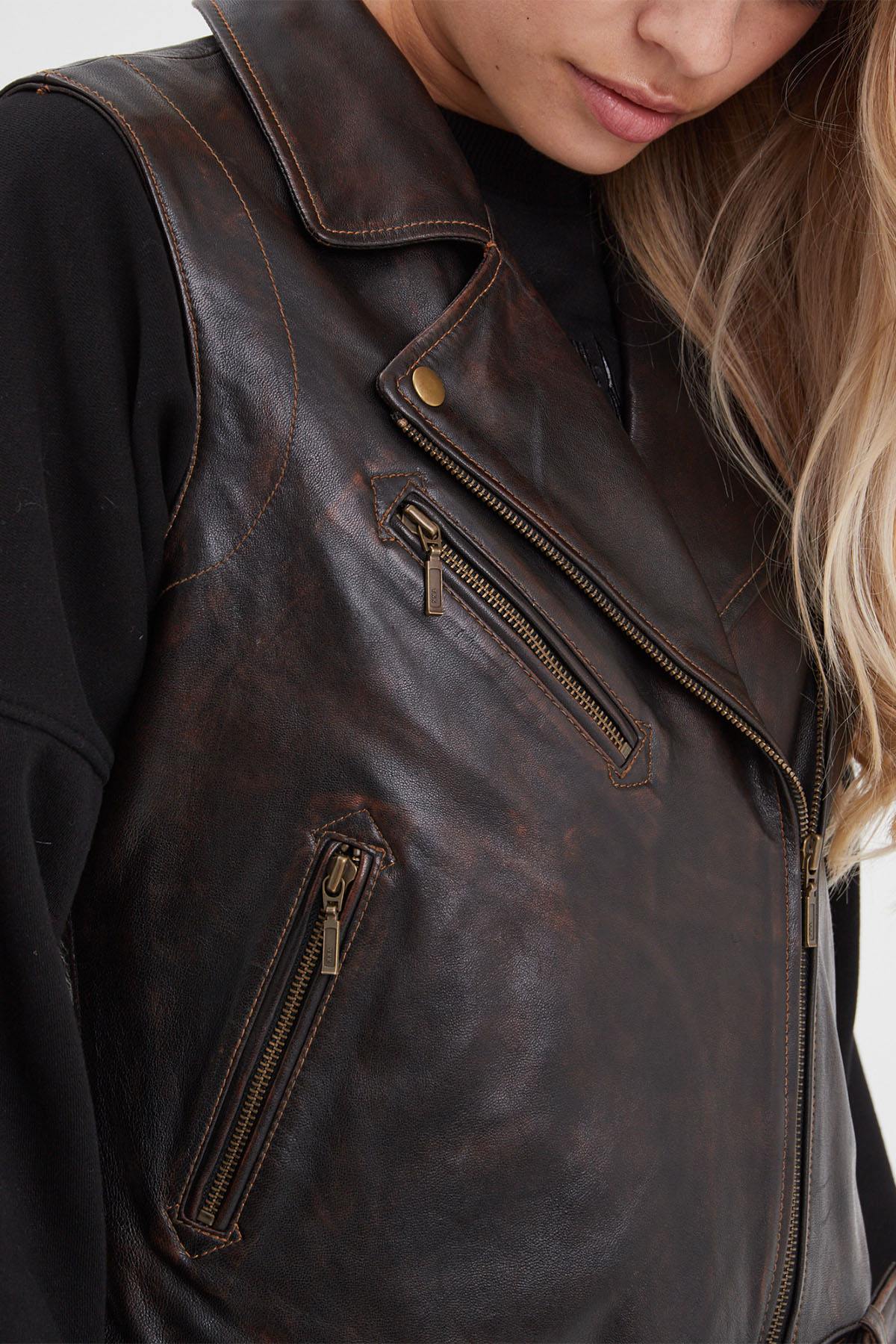 Bold sheep leather jacket in washed black and cognac, rock-inspired. - Image n°3