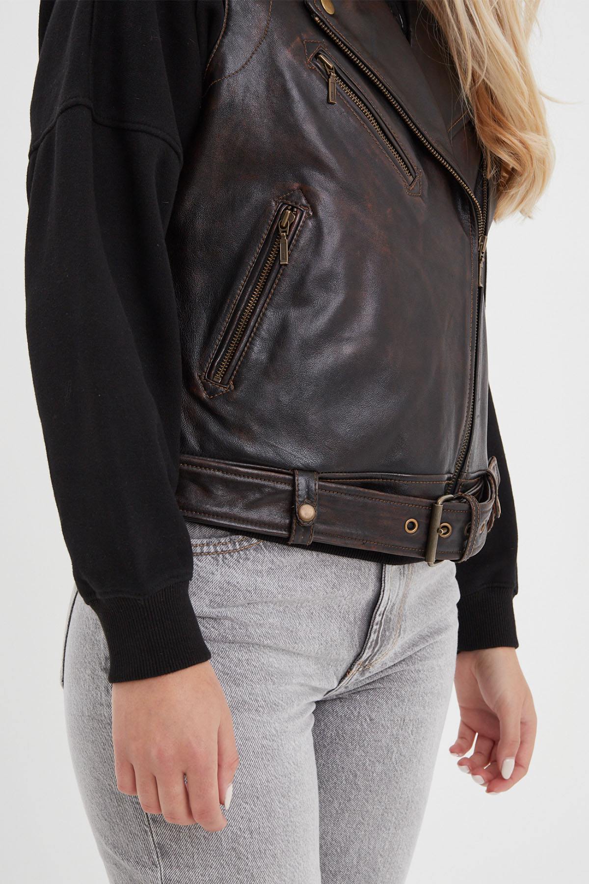 Bold sheep leather jacket in washed black and cognac, rock-inspired. - Image n°7