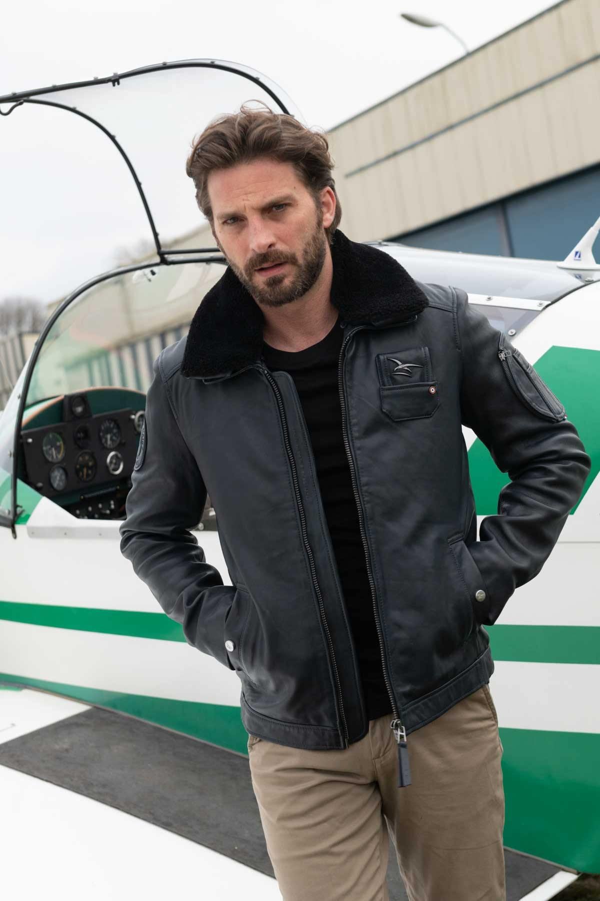 French navy lambskin jacket: aviator style, fur collar, zip pockets. - Image n°1
