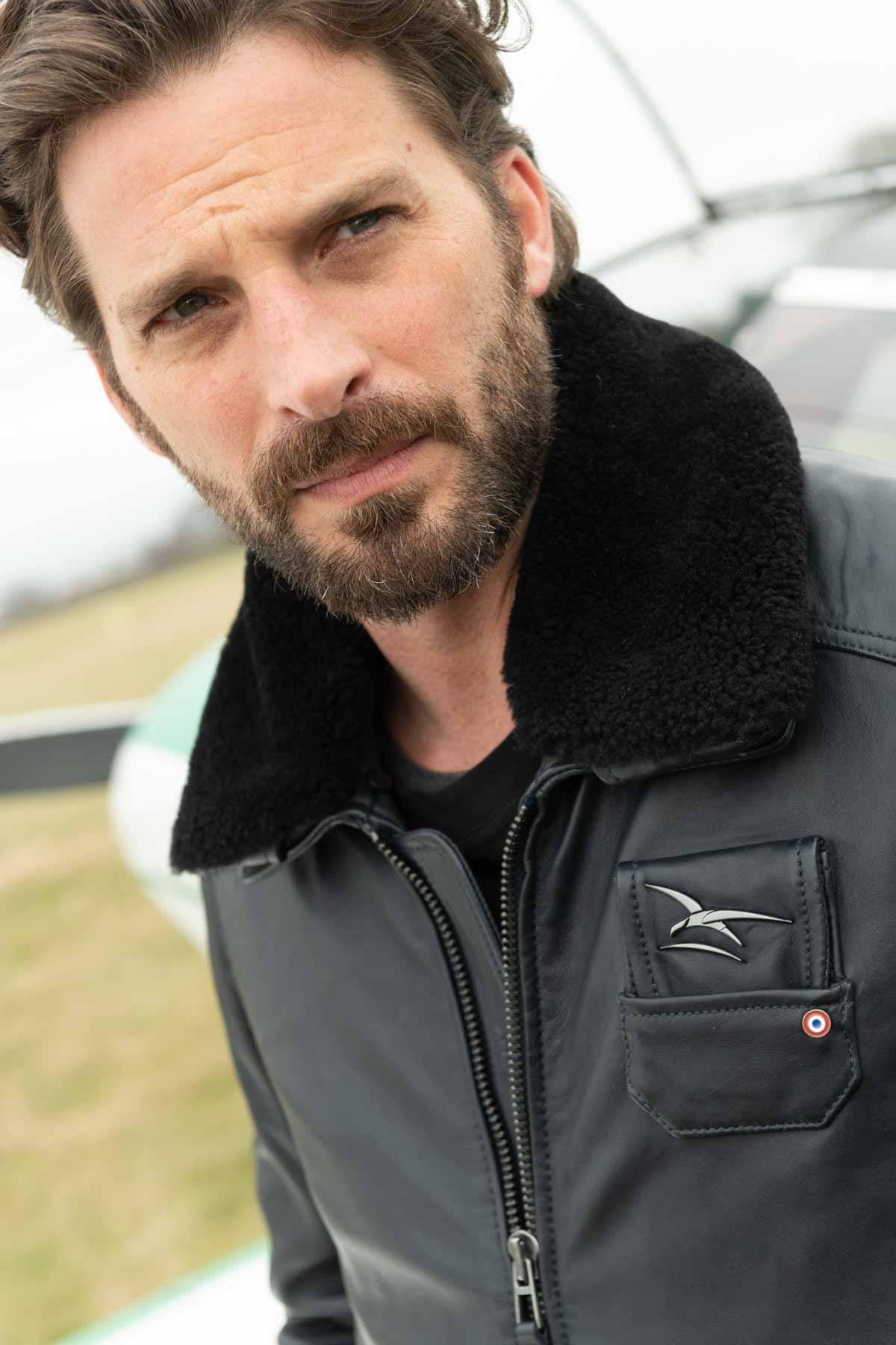French navy lambskin jacket: aviator style, fur collar, zip pockets. - Image n°3