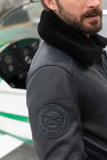 French navy lambskin jacket: aviator style, fur collar, zip pockets. - Image n°2
