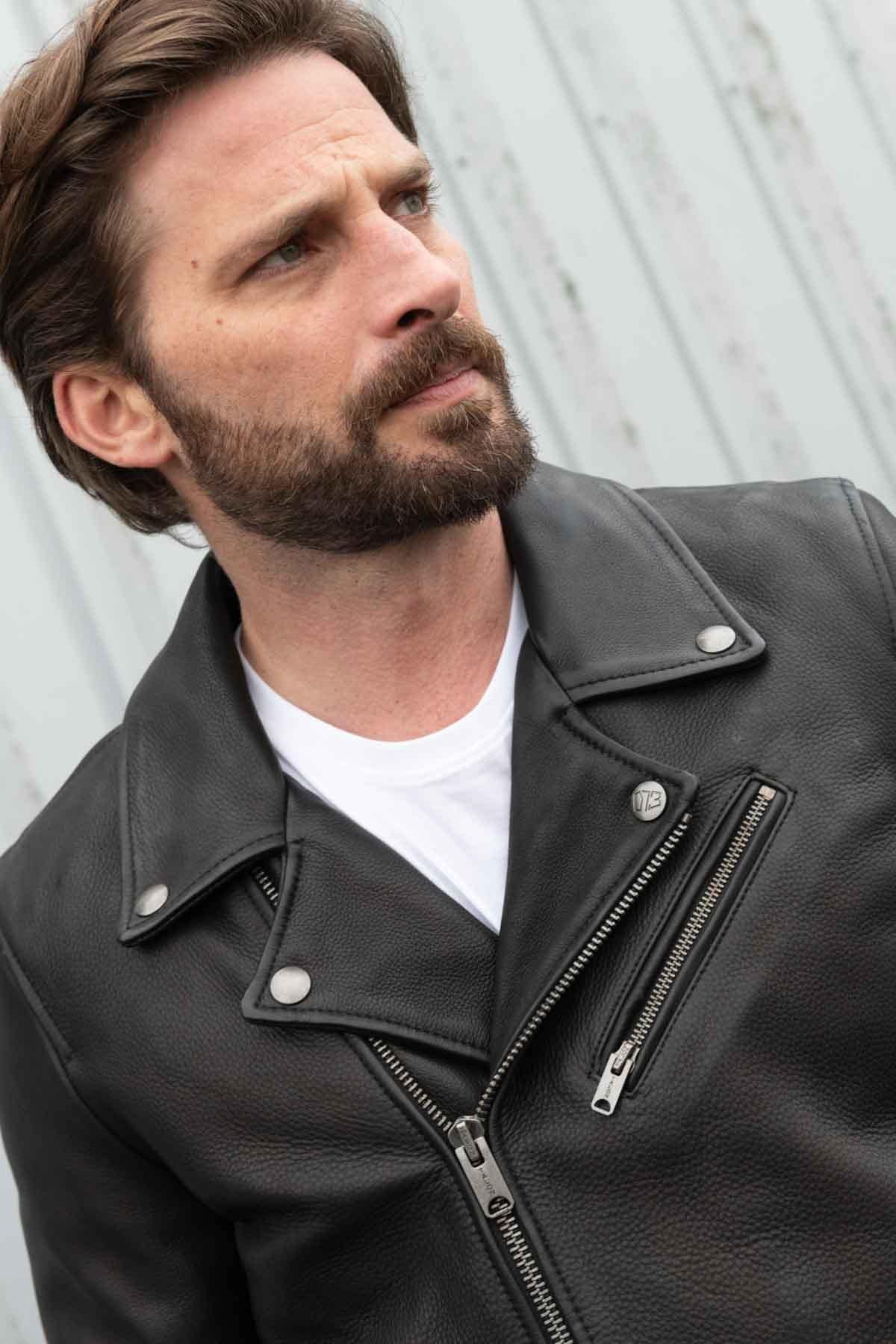 Sleek black cowhide biker jacket with zip sleeves and rivets. - Image n°3