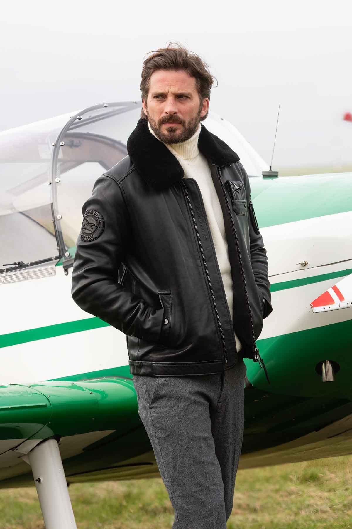 Black lambskin aviator jacket, French-made with removable fur collar. - Image n°2