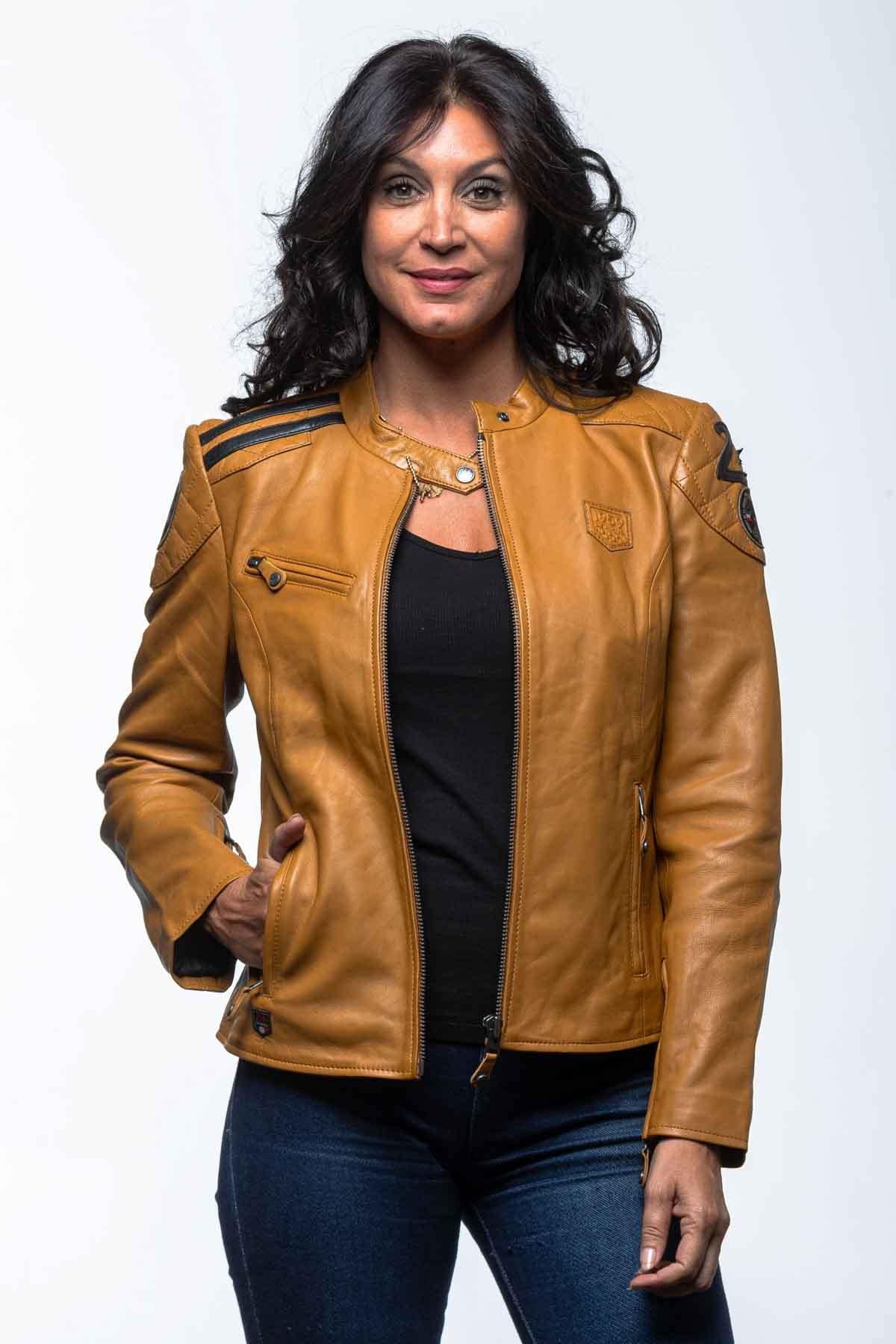 Le Mans-inspired yellow sheepskin jacket, sporty and stylish. - Image n°4