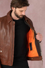 Aviator-style cognac sheepskin jacket, slim cut with practical pockets. - Image n°4