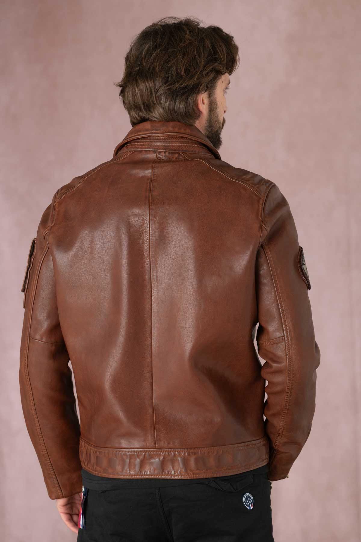 Aviator-style cognac sheepskin jacket, slim cut with practical pockets. - Image n°7