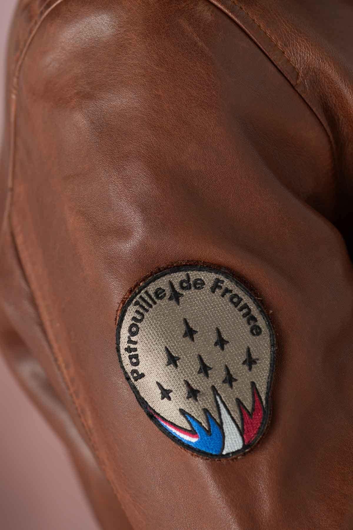 Aviator-style cognac sheepskin jacket, slim cut with practical pockets. - Image n°5