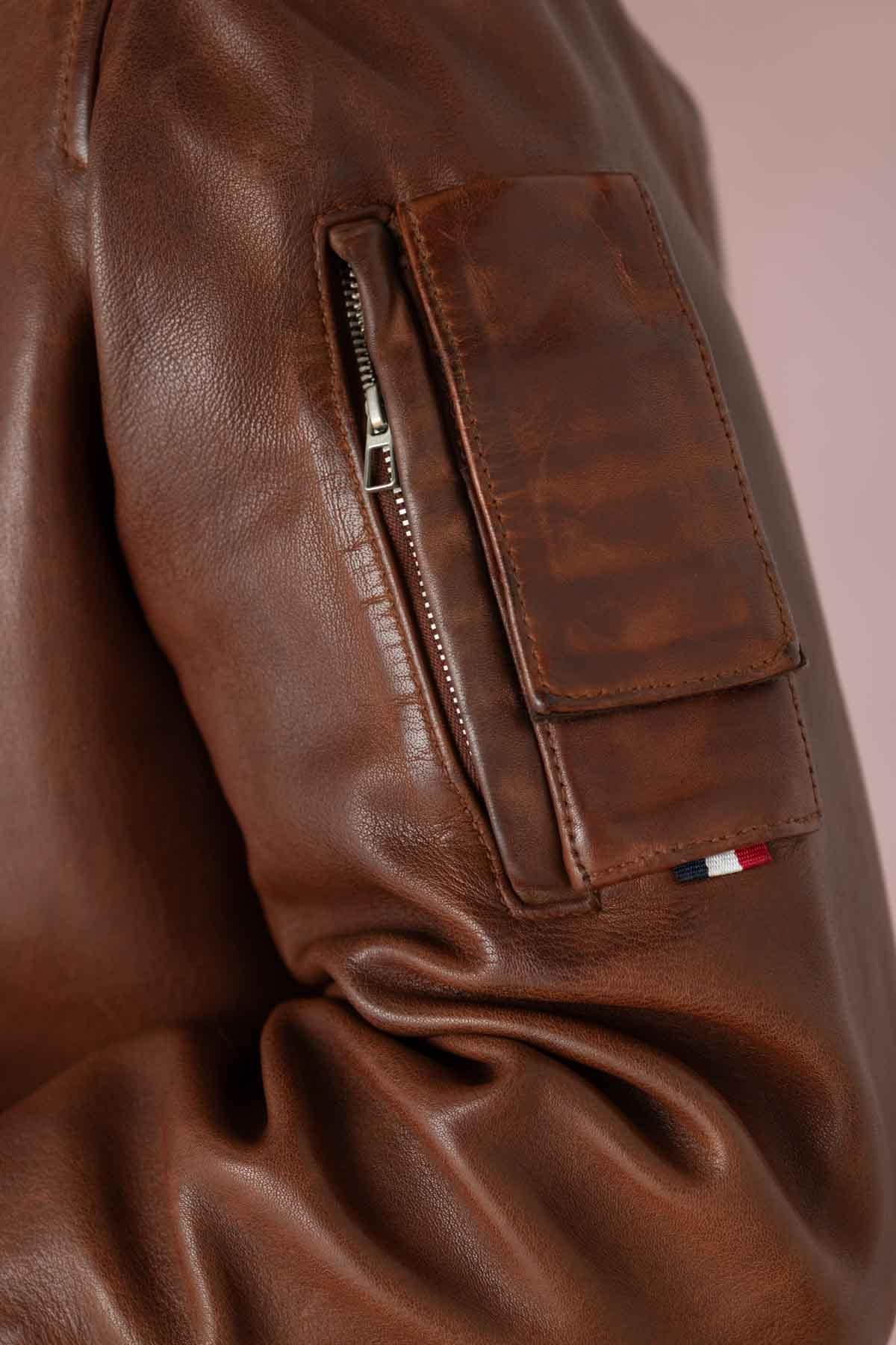 Aviator-style cognac sheepskin jacket, slim cut with practical pockets. - Image n°8