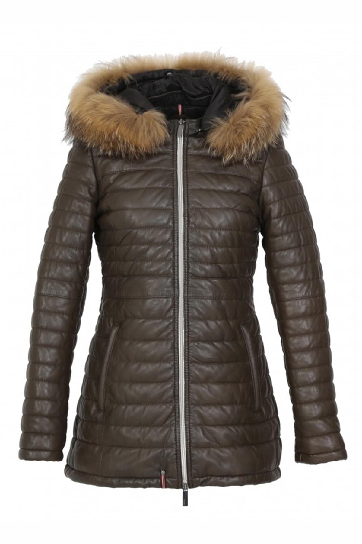 French elegance meets warmth in this maroon quilted shearling coat. - Image n°5