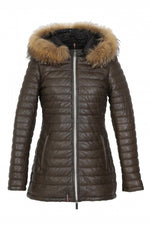 French elegance meets warmth in this maroon quilted shearling coat. - Image n°5