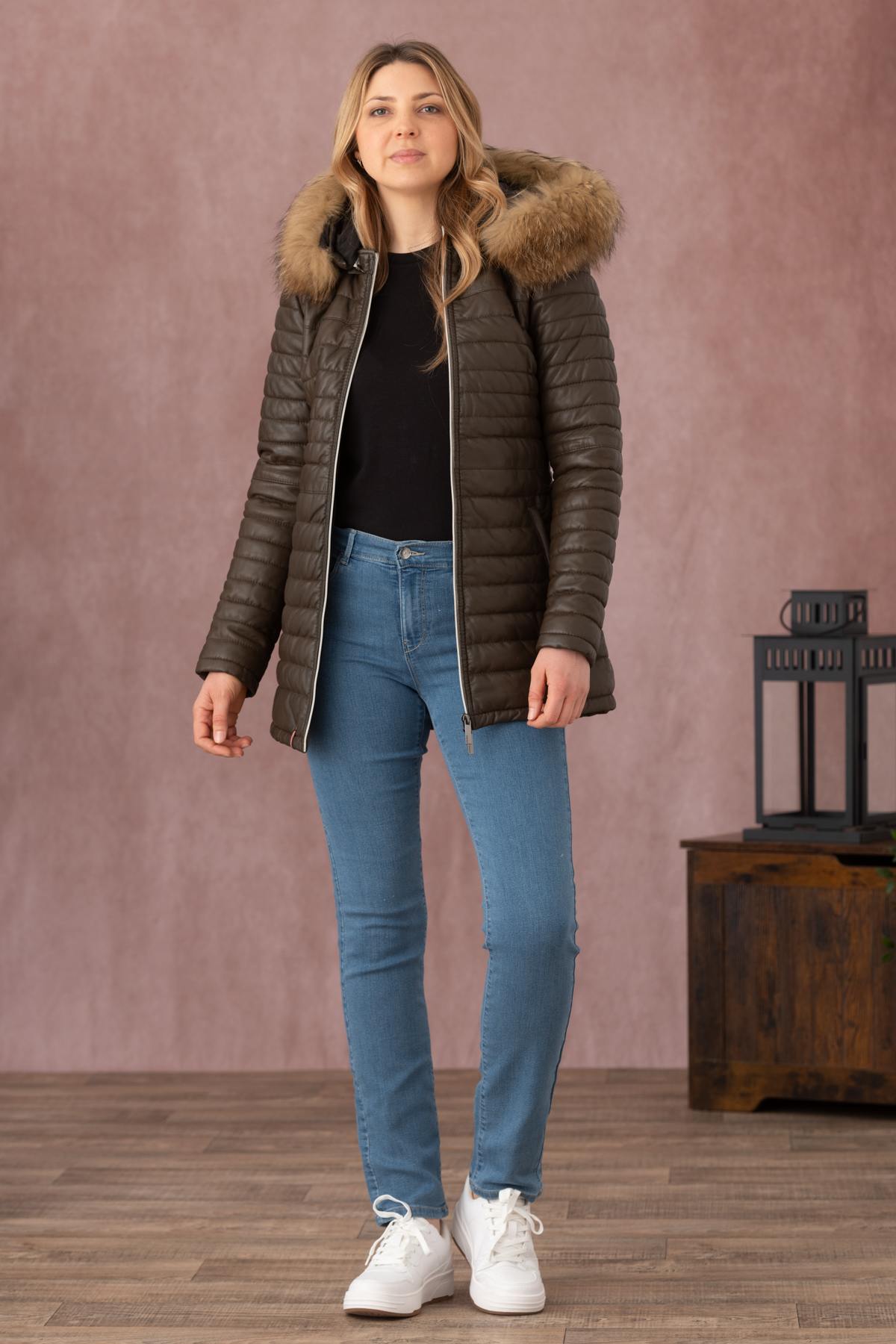 French elegance meets warmth in this maroon quilted shearling coat. - Image n°3