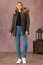 French elegance meets warmth in this maroon quilted shearling coat. - Image n°3