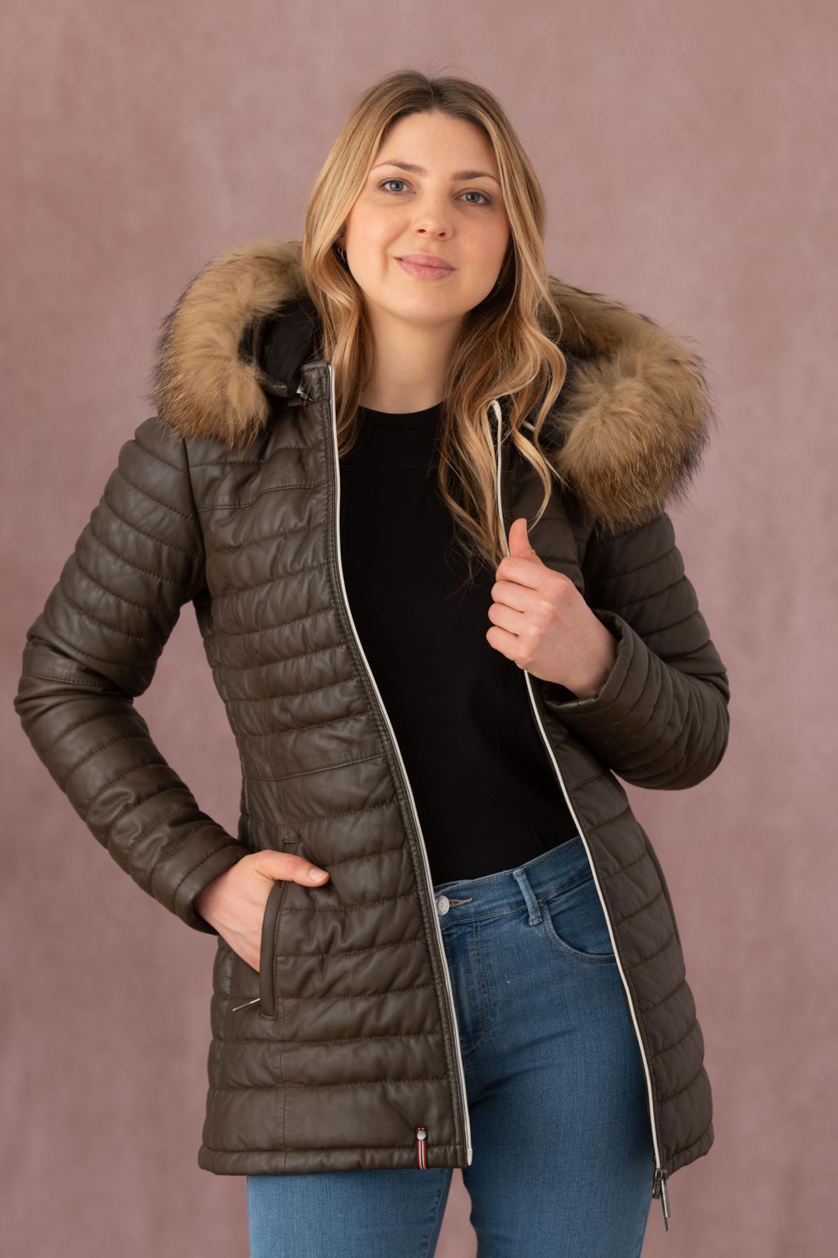 French elegance meets warmth in this maroon quilted shearling coat. - Image n°7