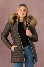 French elegance meets warmth in this maroon quilted shearling coat. - Image n°7