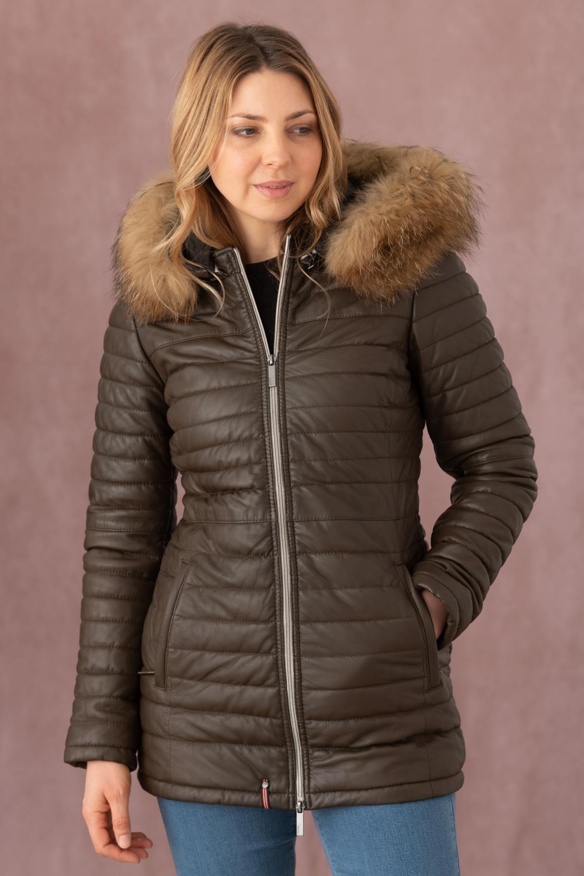 French elegance meets warmth in this maroon quilted shearling coat. - Image n°1