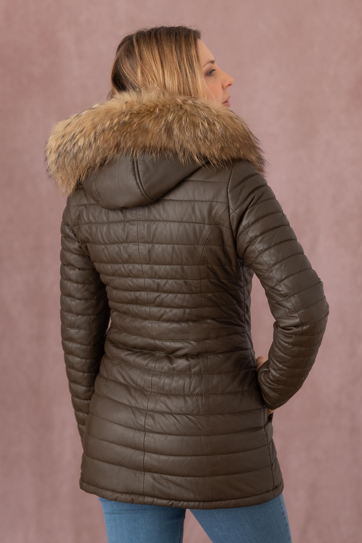 French elegance meets warmth in this maroon quilted shearling coat. - Image n°2