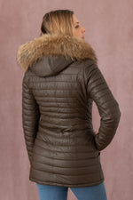 French elegance meets warmth in this maroon quilted shearling coat. - Image n°2