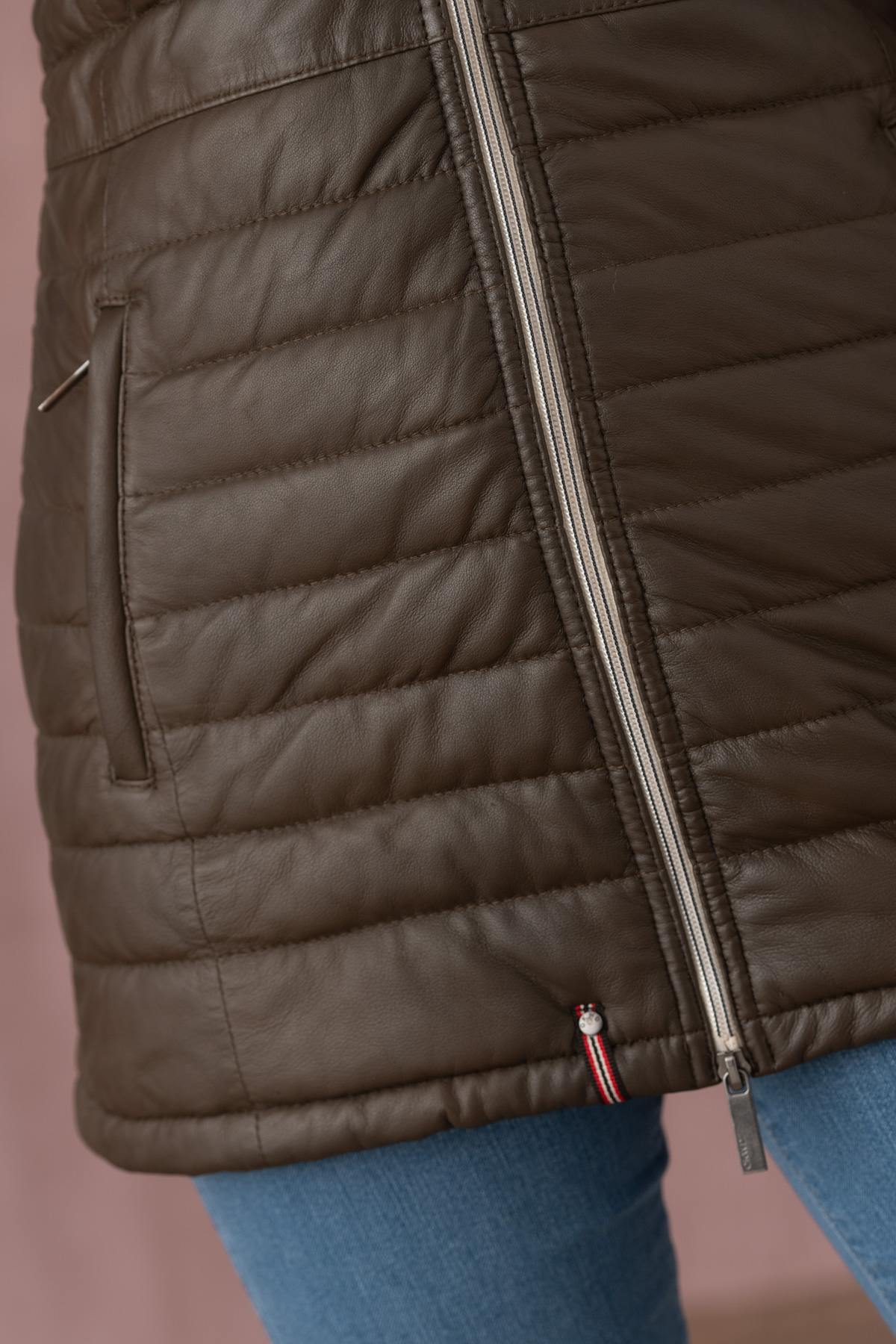 French elegance meets warmth in this maroon quilted shearling coat. - Image n°4