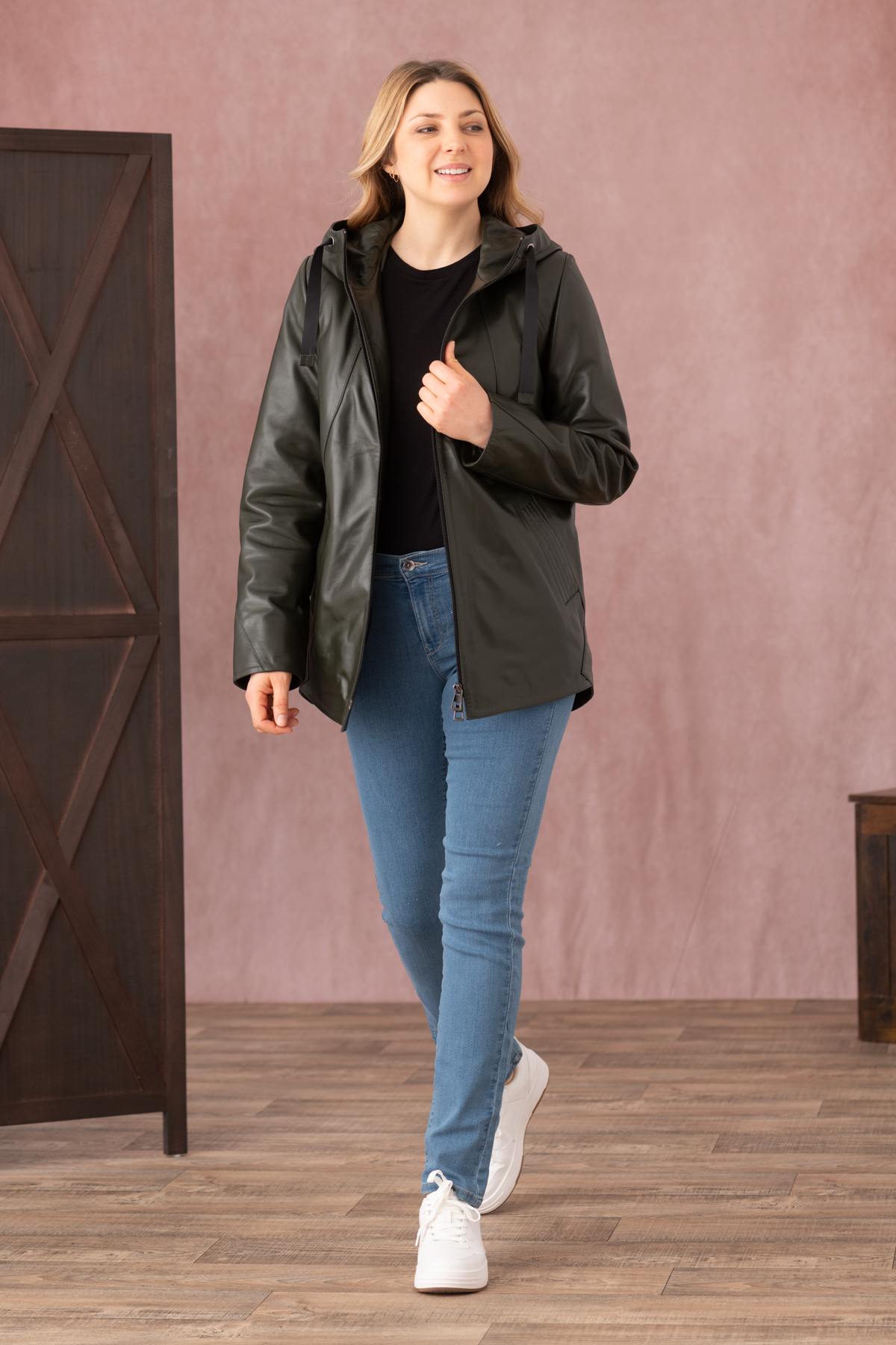 Olive pearlised lambskin jacket, straight cut. Soft and timeless. - Image n°2