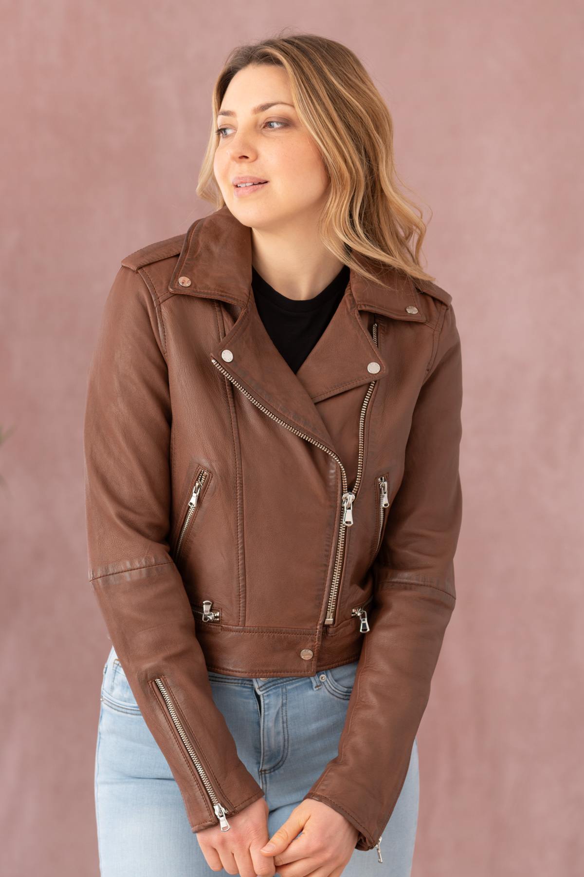 Slim biker jacket in washed sheepskin leather. Vintage tan finish. - Image n°4