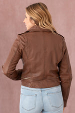 Slim biker jacket in washed sheepskin leather. Vintage tan finish. - Image n°5