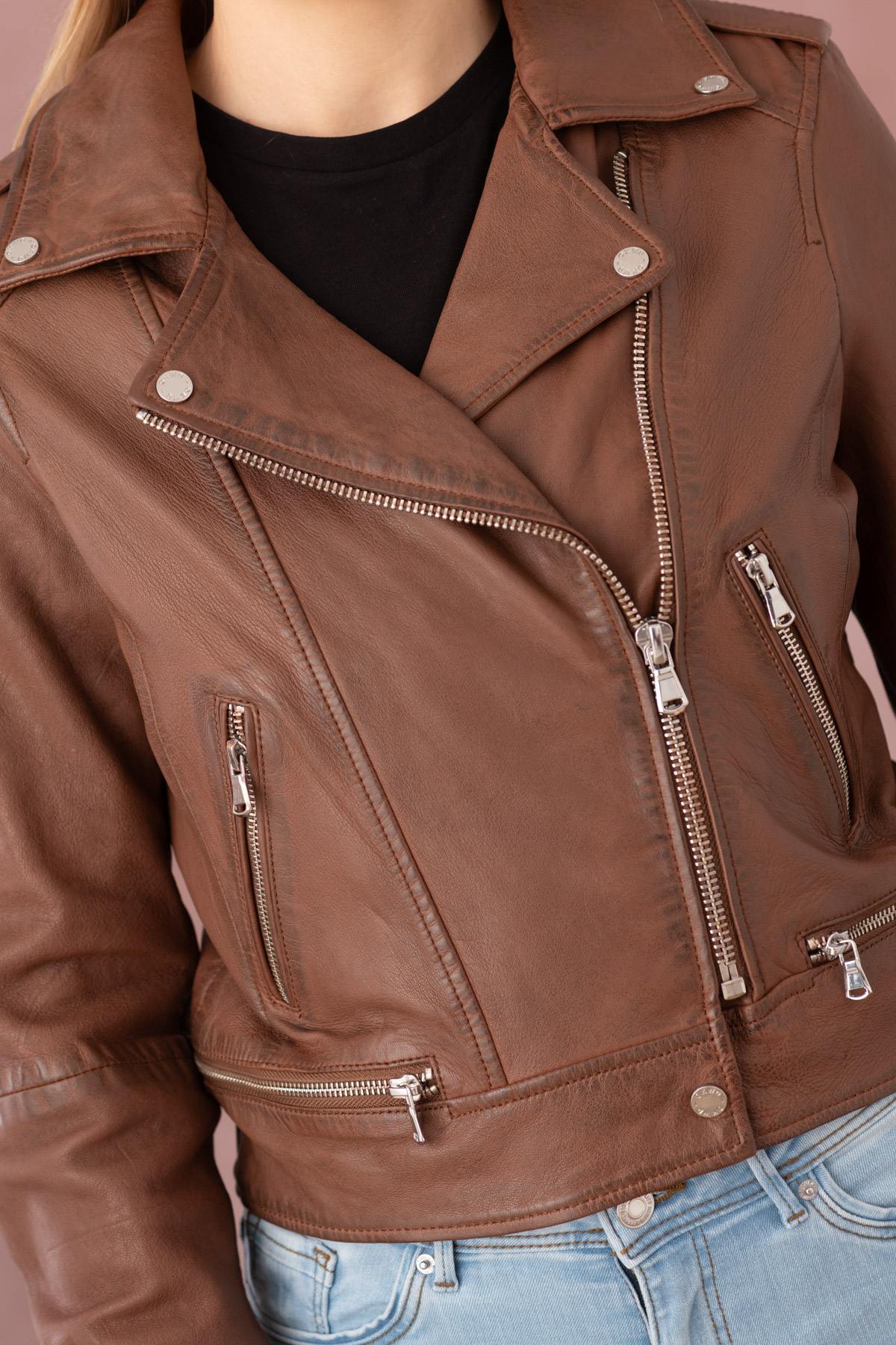 Slim biker jacket in washed sheepskin leather. Vintage tan finish. - Image n°2