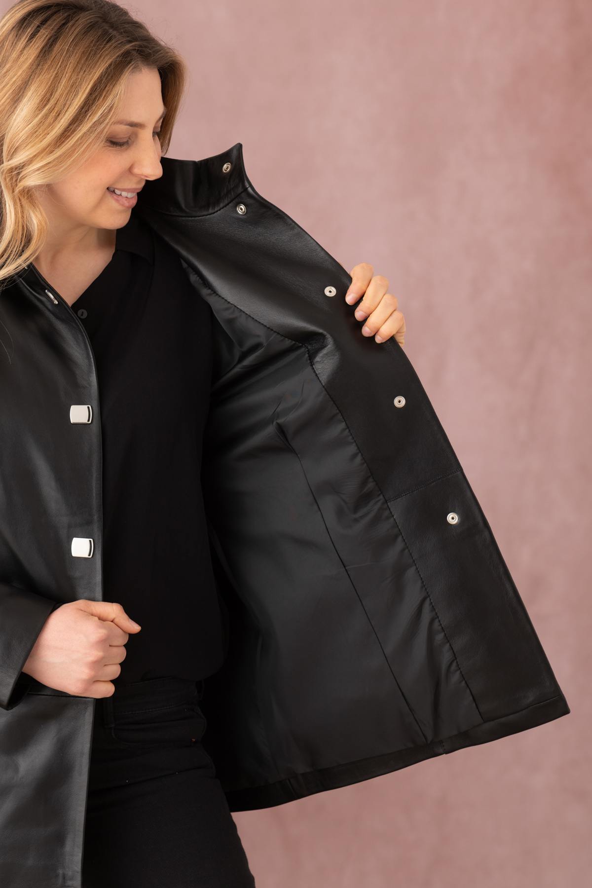 Black lambskin coat, mid-length and glossy, for timeless modern style. - Image n°9