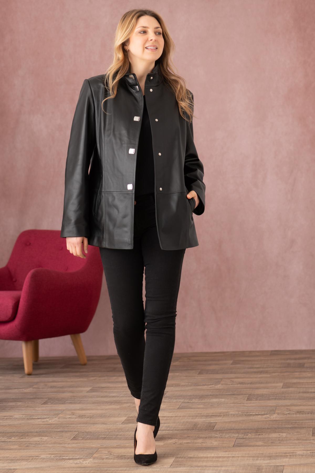 Black lambskin coat, mid-length and glossy, for timeless modern style. - Image n°3