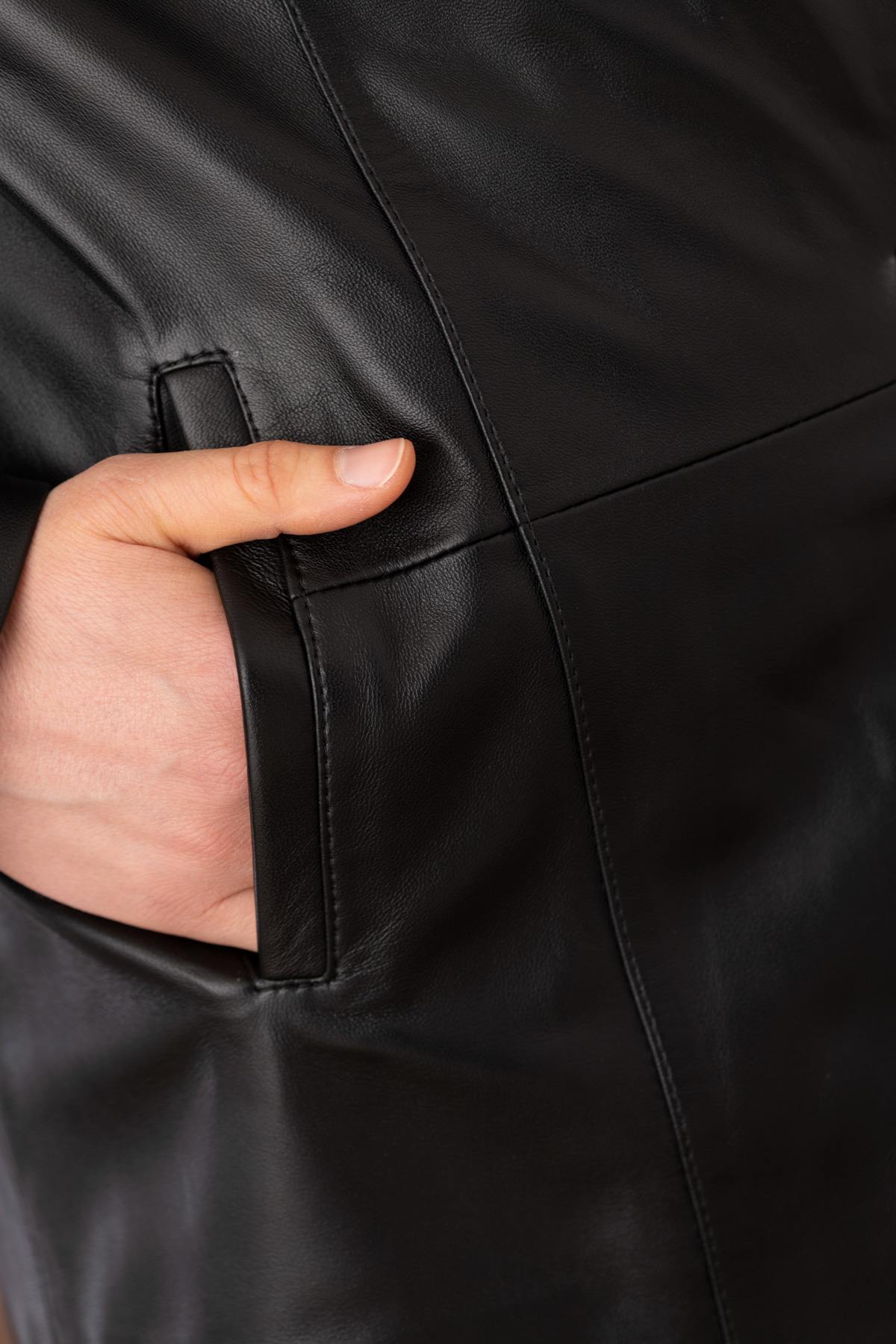 Black lambskin coat, mid-length and glossy, for timeless modern style. - Image n°5