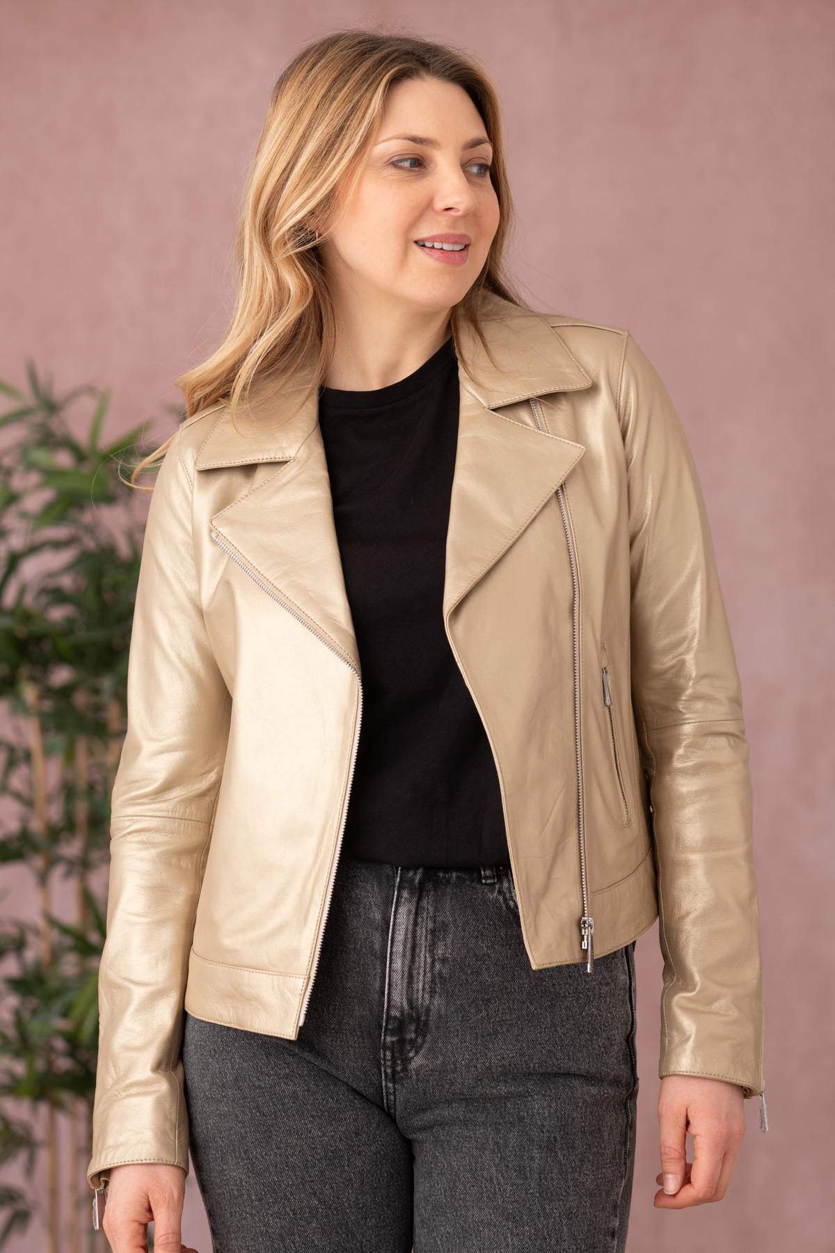 Timeless Perfecto in light gold sheepskin-modern, luminous, and bold. - Image n°1