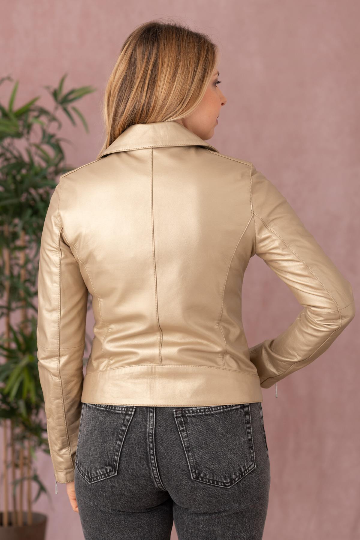 Timeless Perfecto in light gold sheepskin-modern, luminous, and bold. - Image n°7