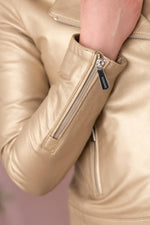Timeless Perfecto in light gold sheepskin-modern, luminous, and bold. - Image n°4