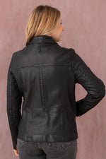 Effortless black lambskin jacket with regular cut and button details. - Image n°7