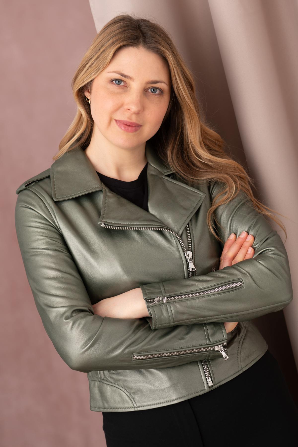 A metallic dark green sheepskin biker jacket, bold and seasonless. - Image n°7